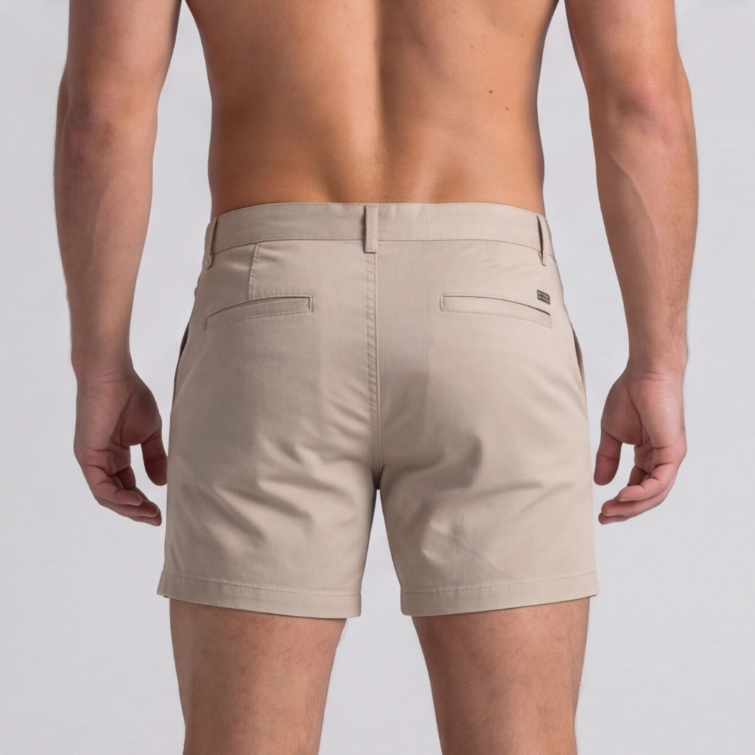 Short chino slim homme en khaki, vue de dos