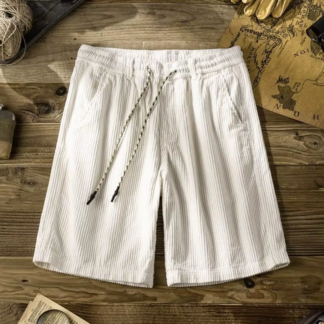 Short homme en velours côtelé coloris blanc, posé à plat