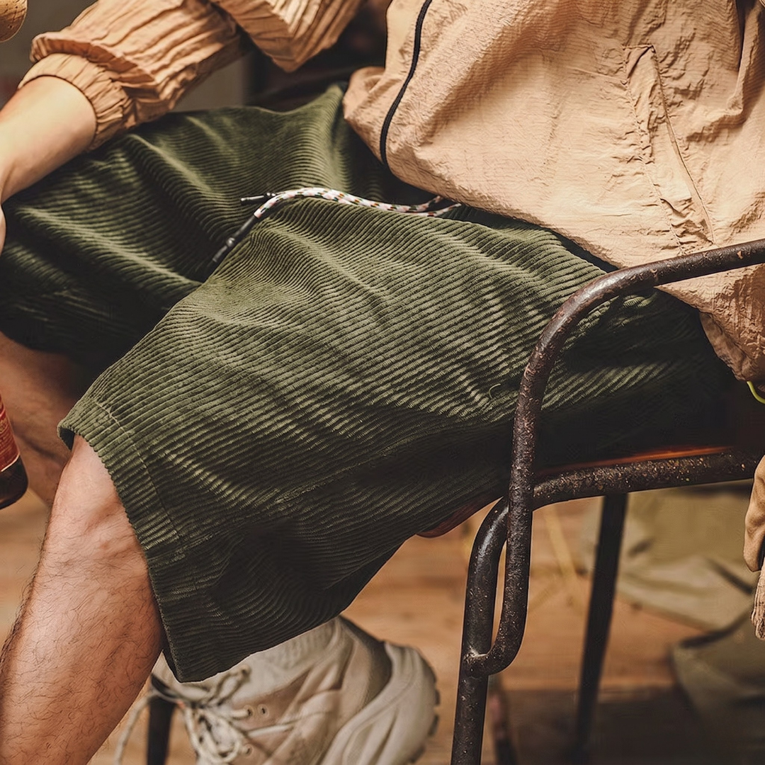 Short homme vert porté, détail de la taille élastique avec cordon