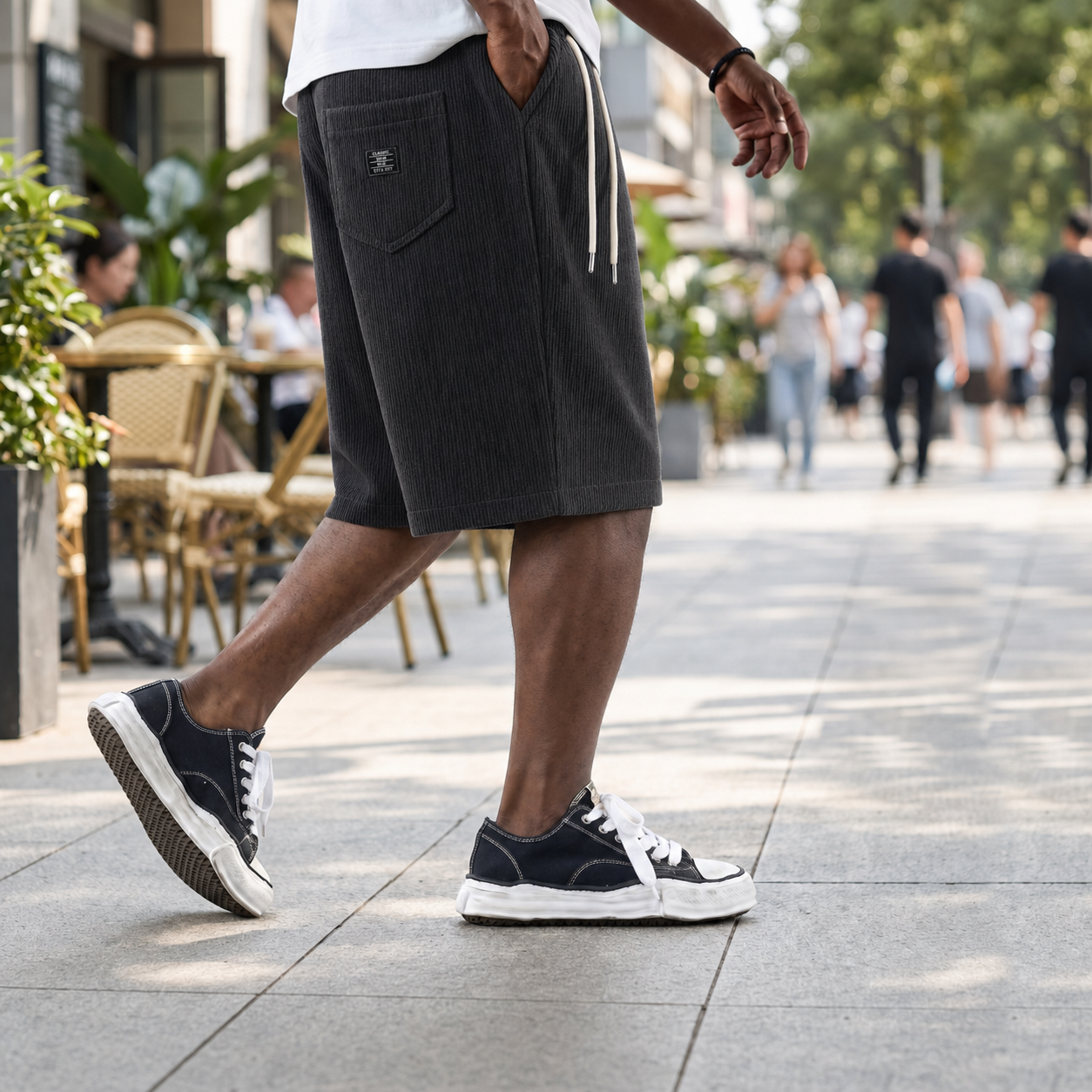Short homme côtelé noir, look casual urbain en extérieur