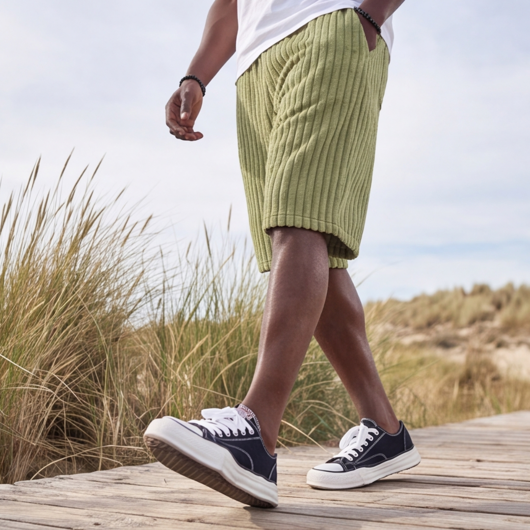Short côtelé homme vert clair, détail de la jambe et de la chaussure