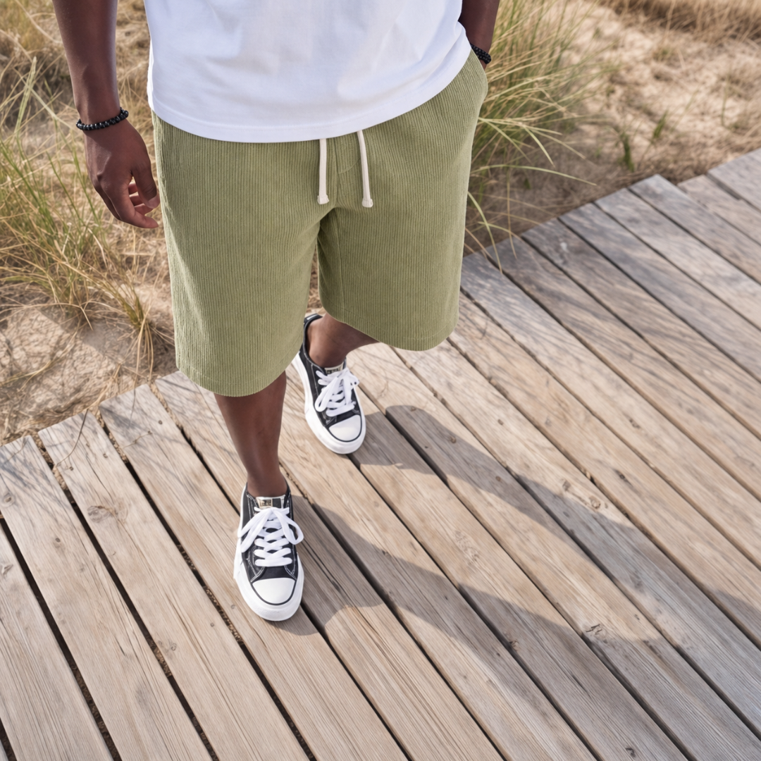 Short homme vert clair texturé, badge patch visible sur la poche avant