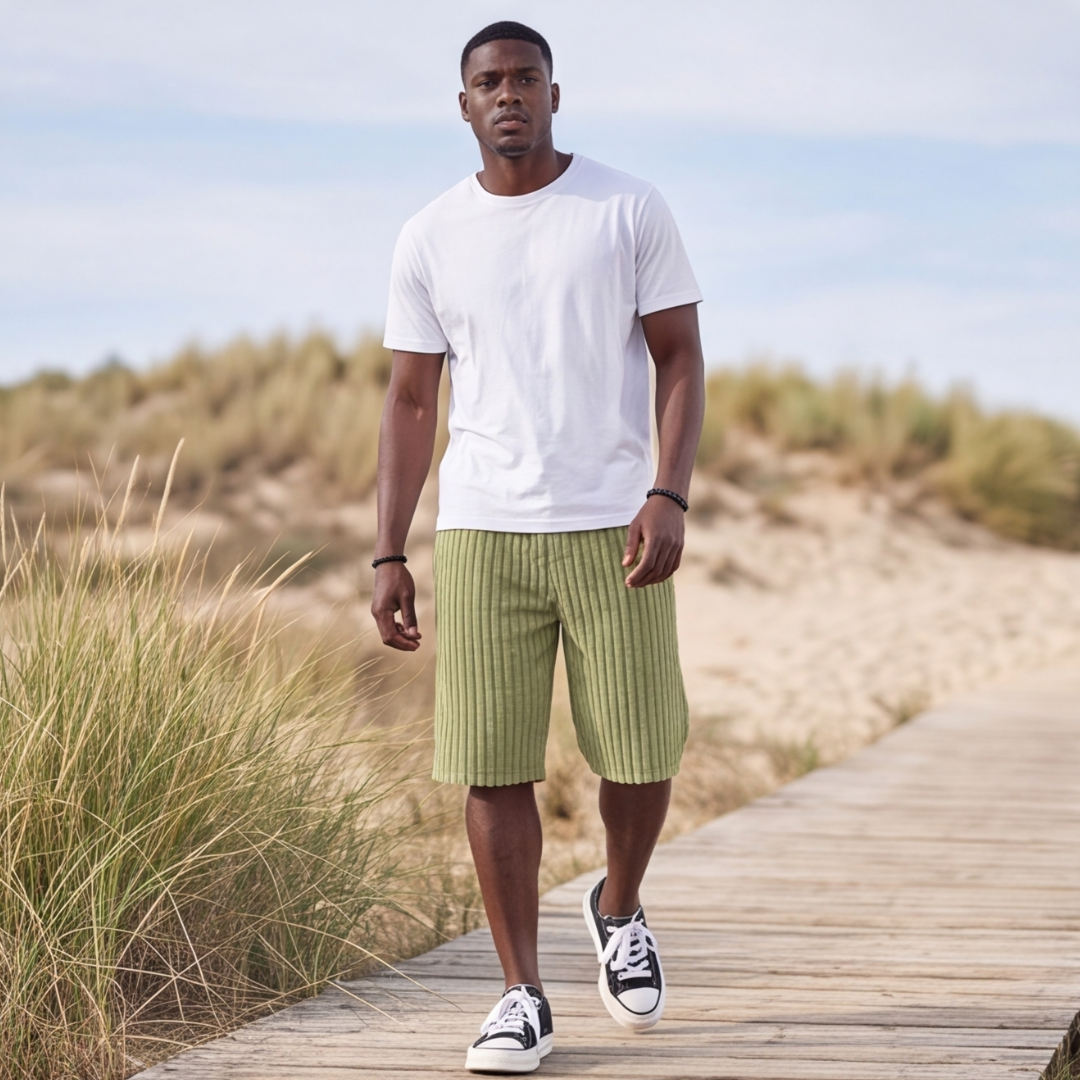 Short homme côtelé vert clair, vue d'ensemble en lumière naturelle extérieure