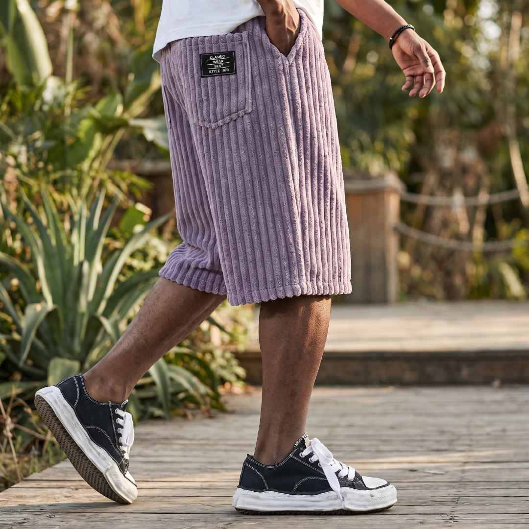 Short homme côtelé violet, vue latérale en mouvement