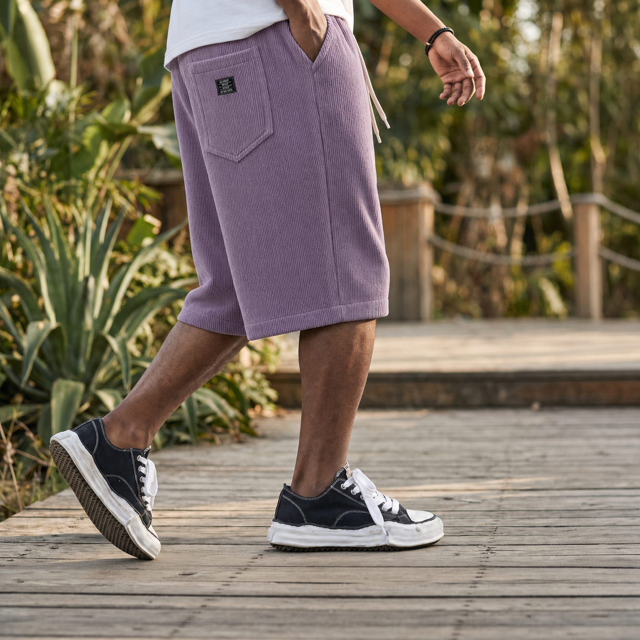 Short homme côtelé violet, vue latérale en mouvement