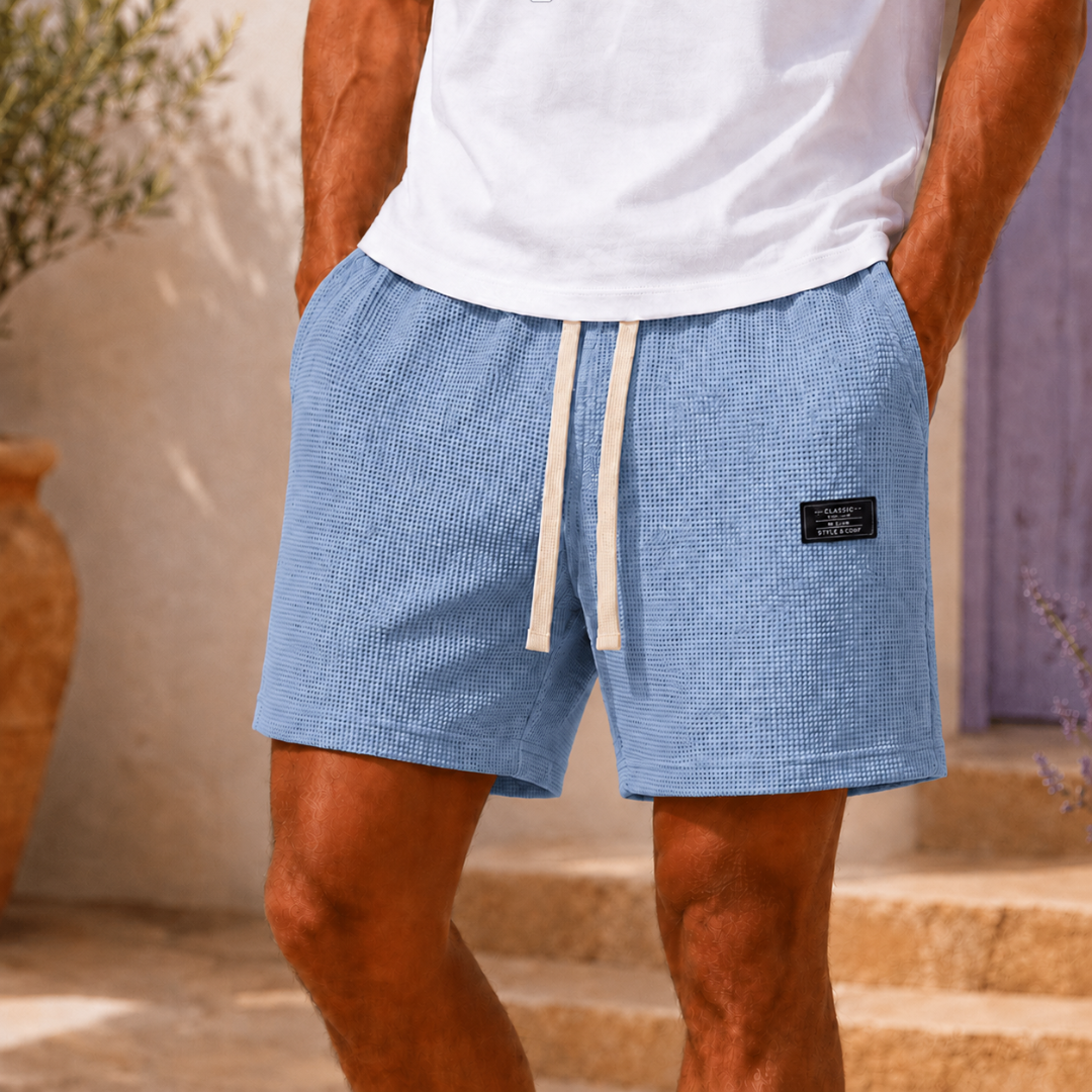 Short homme gaufré bleu clair porté avec cordon beige et étiquette noire