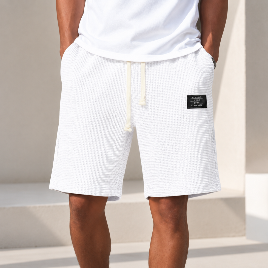 Short homme gaufré blanc vue de face, cordon contrastant