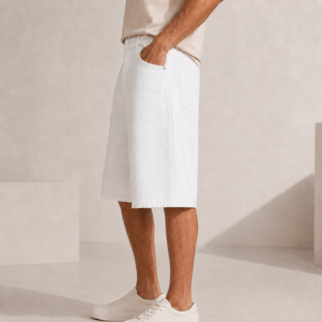 Short homme baggy blanc vu de profil, main dans la poche avant