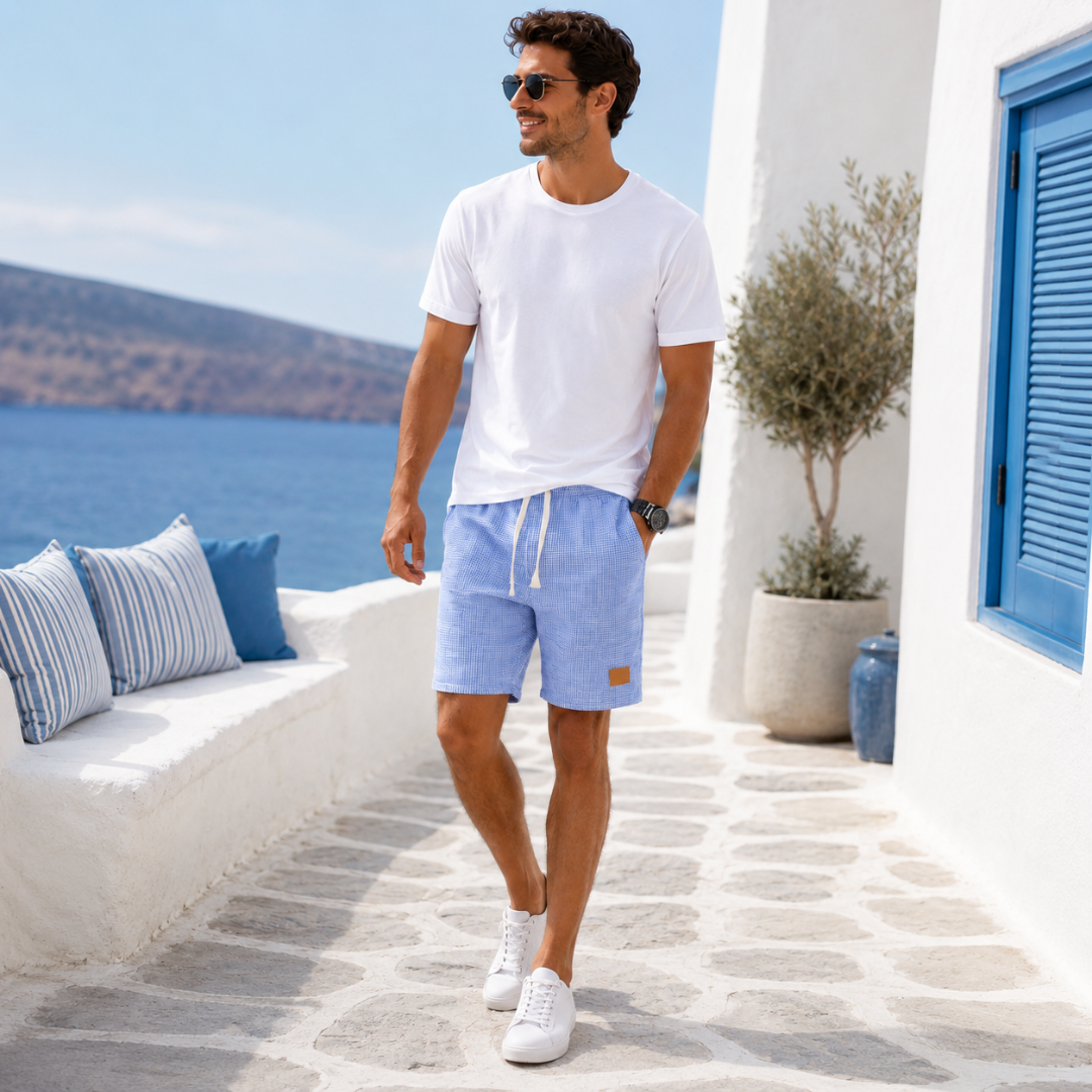Short homme bleu clair texture gaufree vue face entiere ambiance mediterraneenne