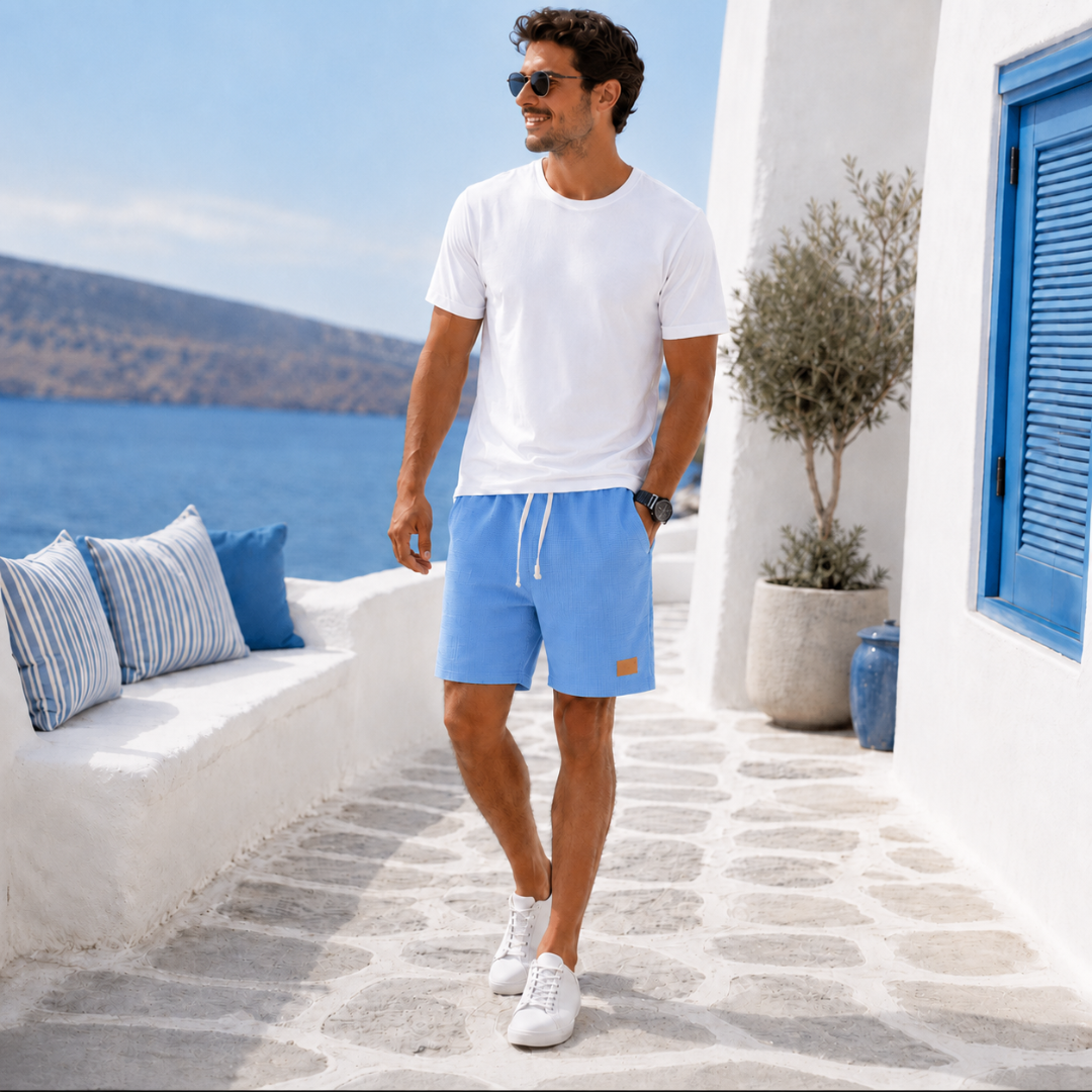 Short homme bleu clair cordon de serrage vue face en marche ambiance estivale