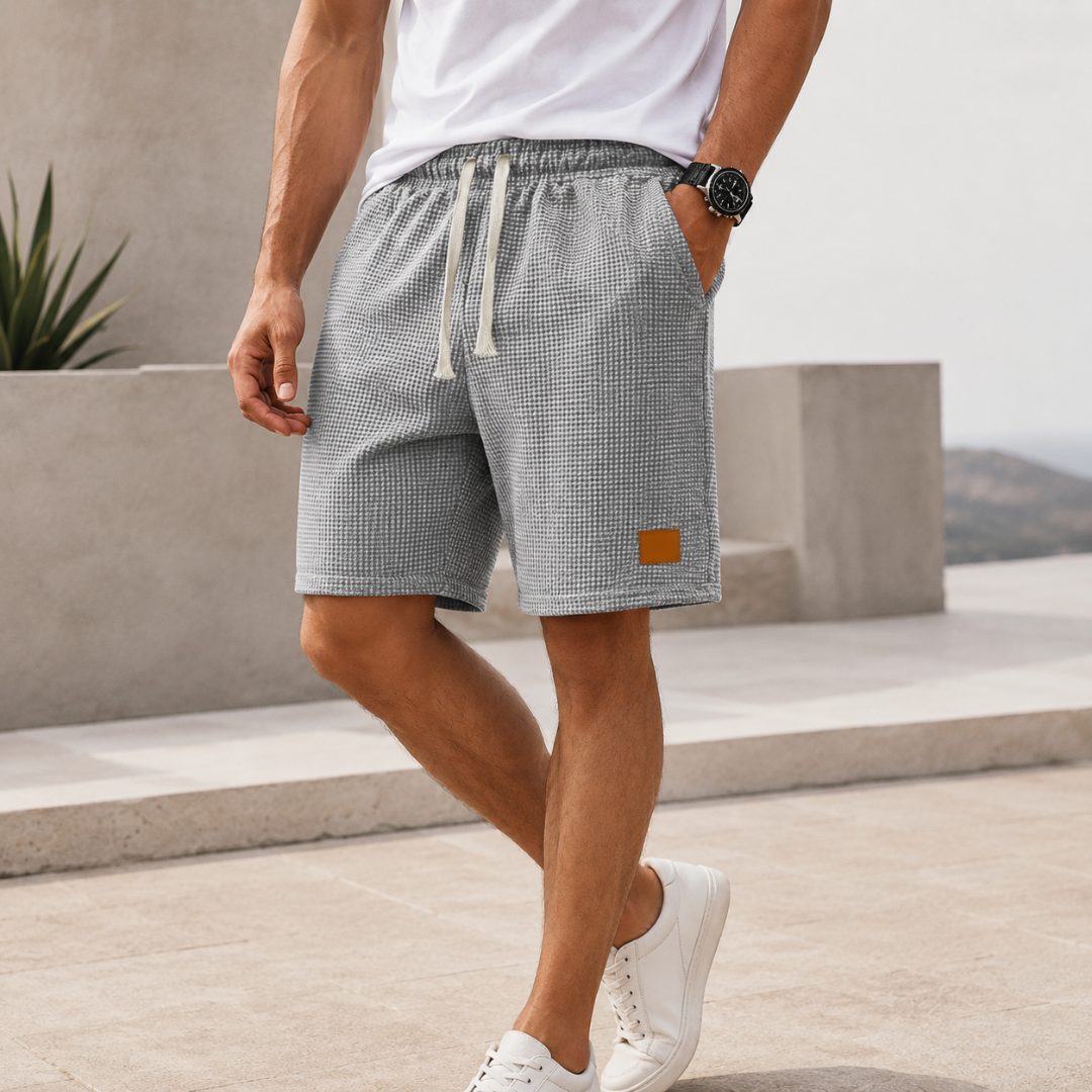 Short homme gris clair texture legere porte avec t-shirt noir vue entiere