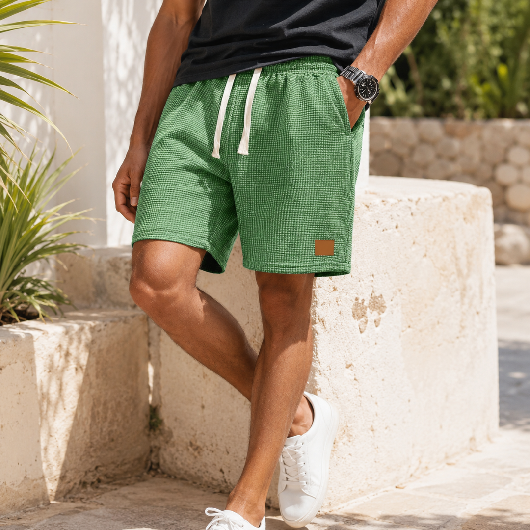 Short homme vert texture douce coupe droite porte avec t-shirt blanc
