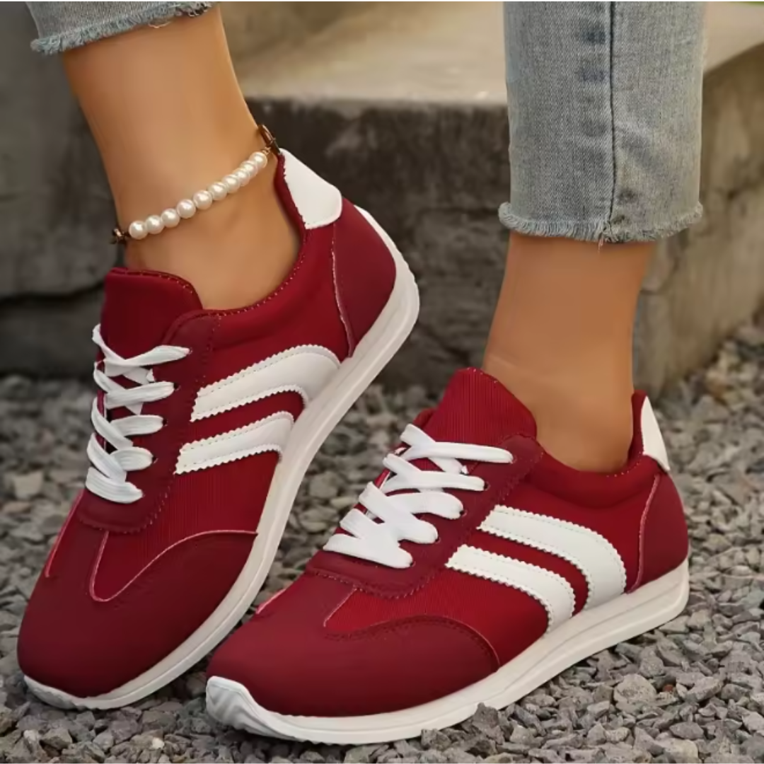 Sneakers femme rouges à lacets blancs portées avec un jean