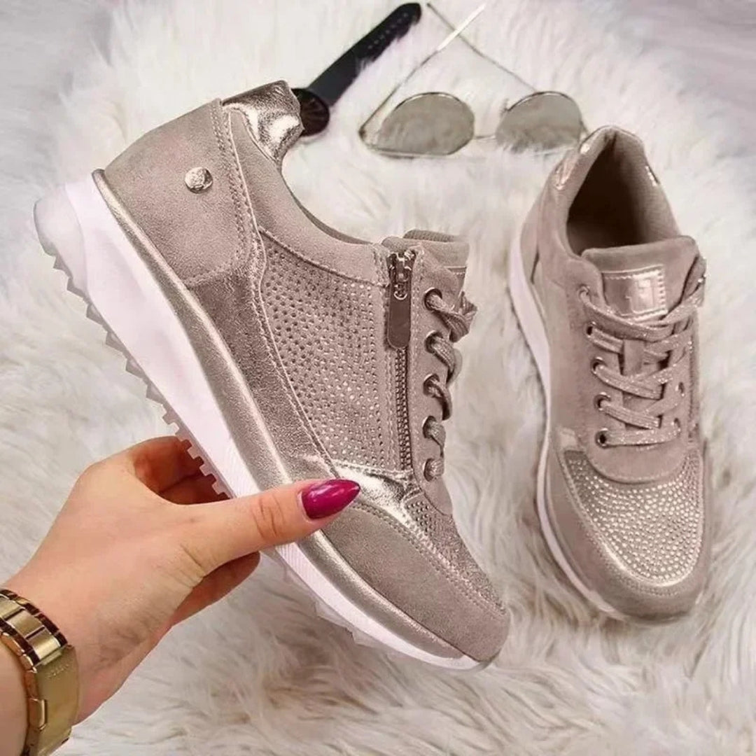 Détail close-up sneakers kaki avec languette et zip dorée brillante