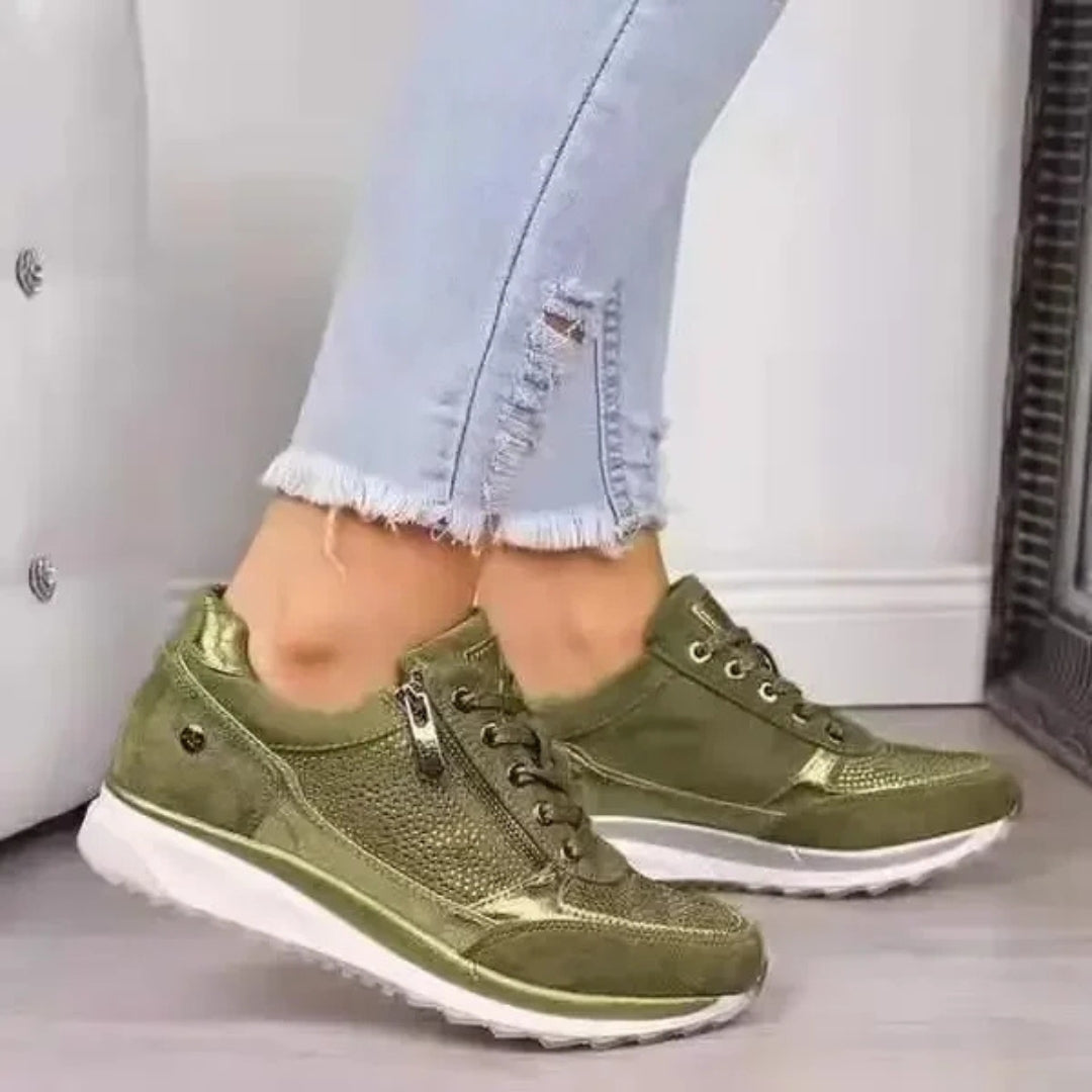 Sneakers Vert tenues en main, vue du dessus et de la semelle blanche