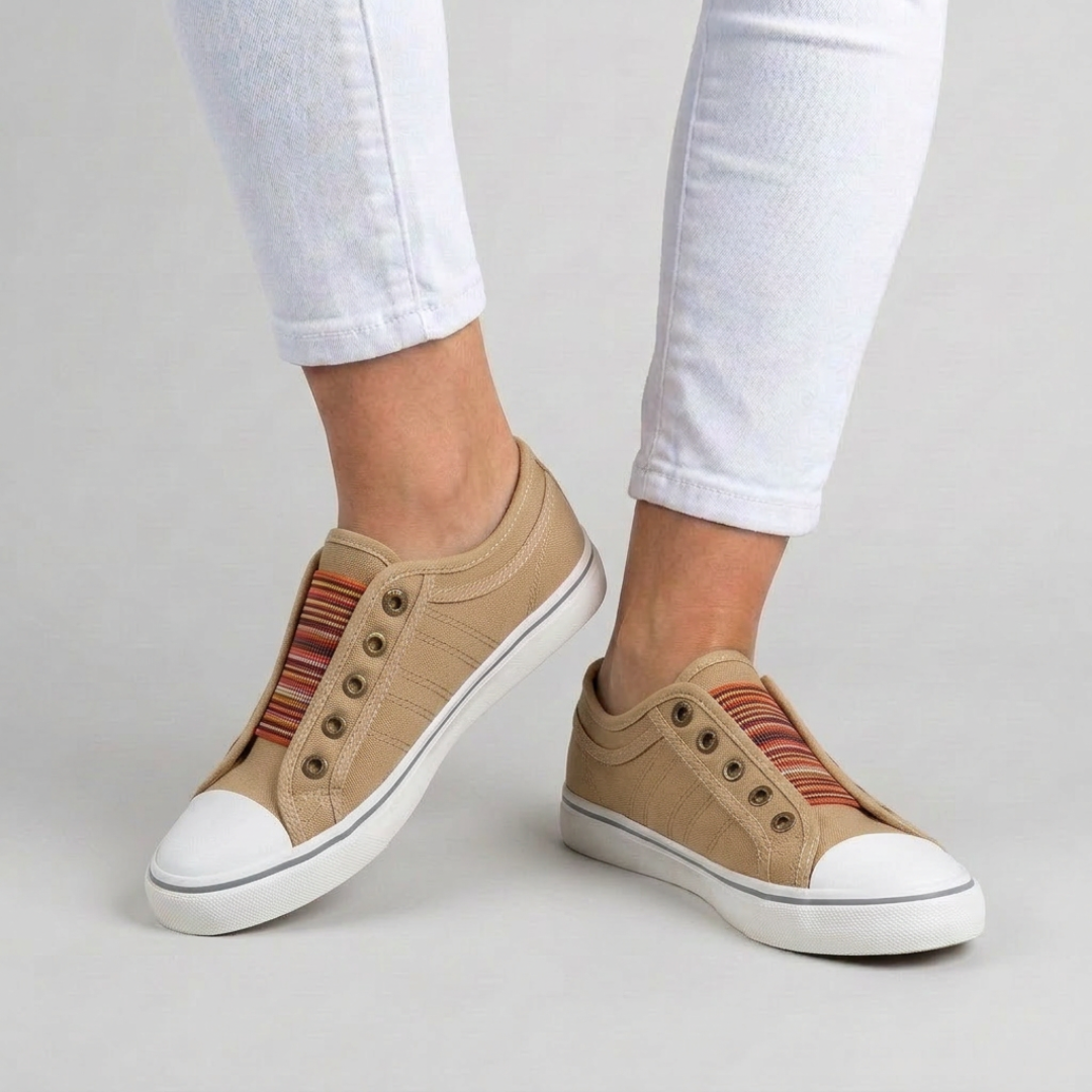 Sneakers beige camel sans lacets posées de face