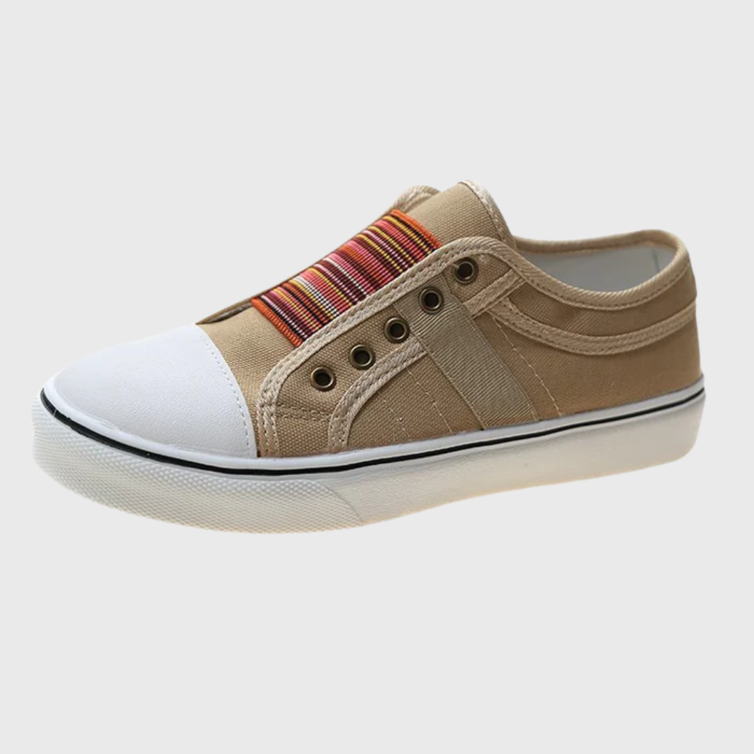 Sneakers beige portées avec jean clair, vue latérale