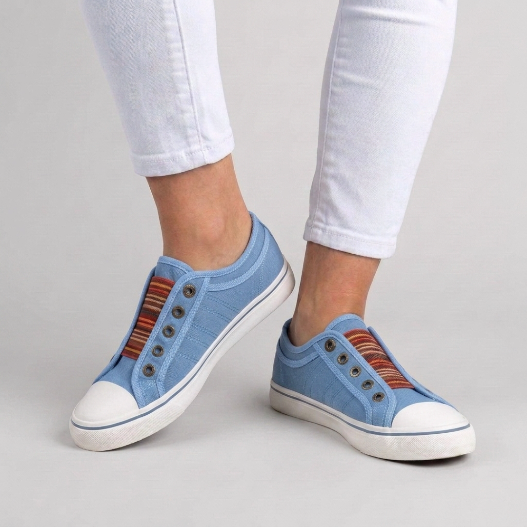 Sneakers femme bleues sans lacets portées avec jean blanc, vue de face