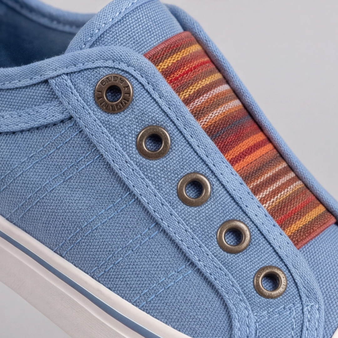 Gros plan sur l'élastique ethnique multicolore de la sneaker bleue