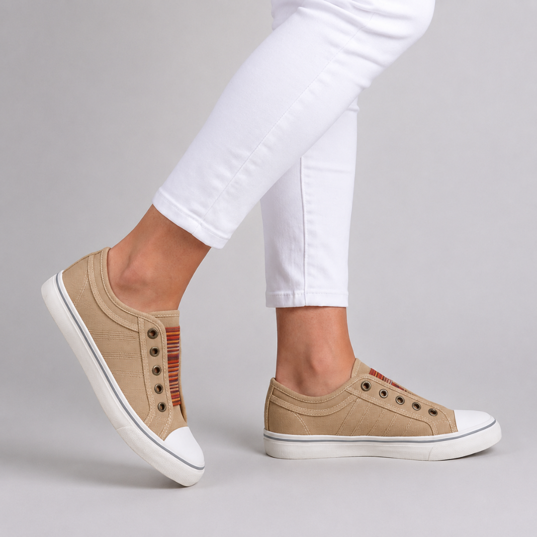 Sneakers beige sans lacets en toile portées avec pantalon blanc, vue de profil