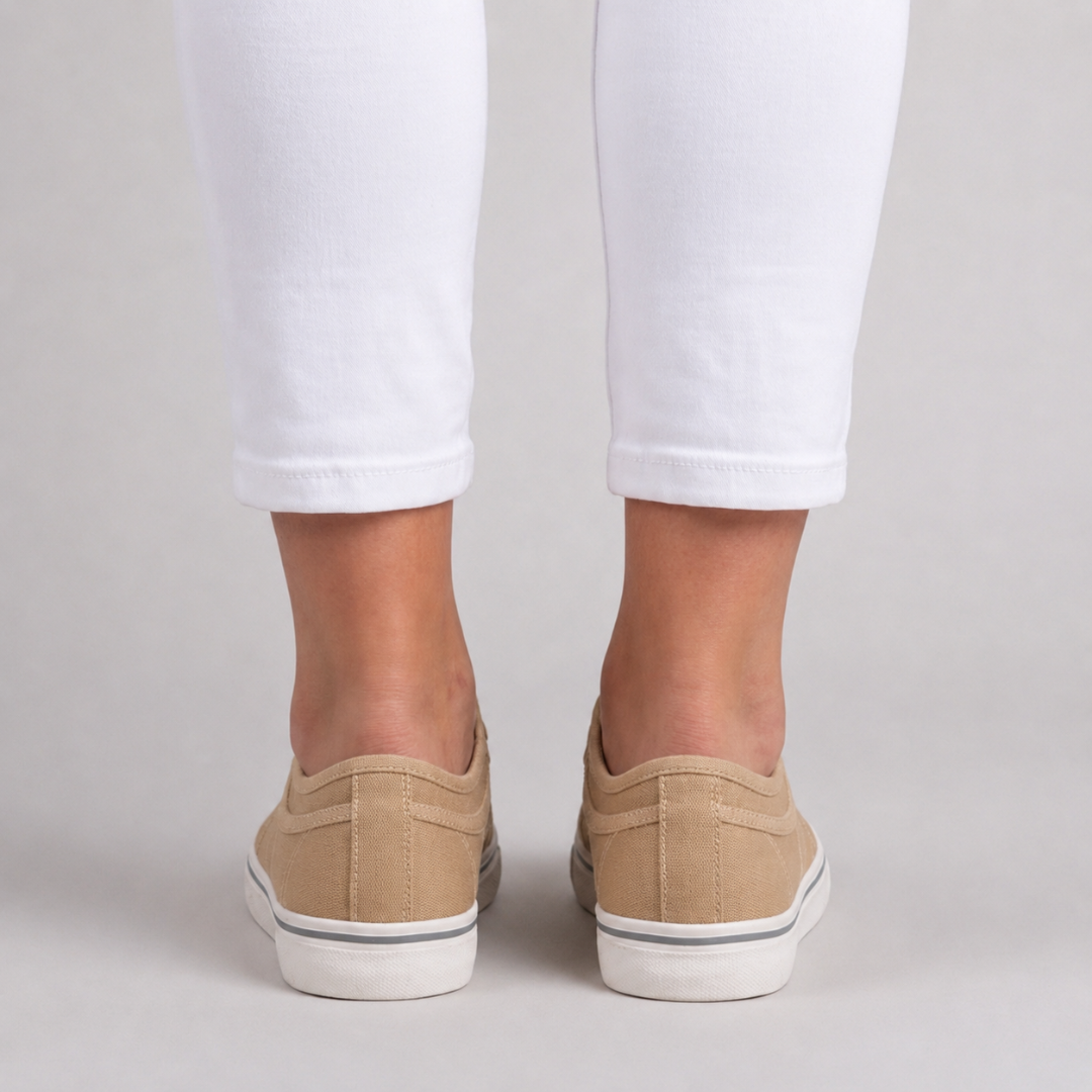 Sneakers beige sans lacets vues de dos avec jean blanc
