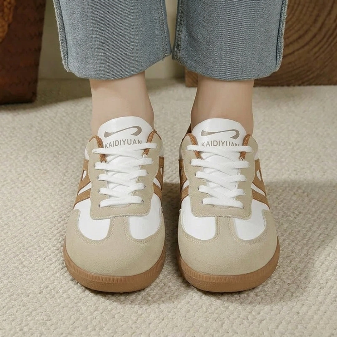 Sneakers femme basses beige et blanc vue de face, semelle gomme caramel