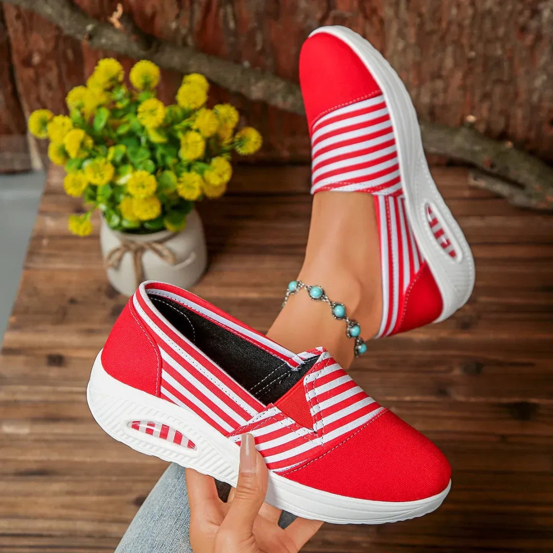 Vue arrière sneaker rouge rayée femme portée avec jean bleu