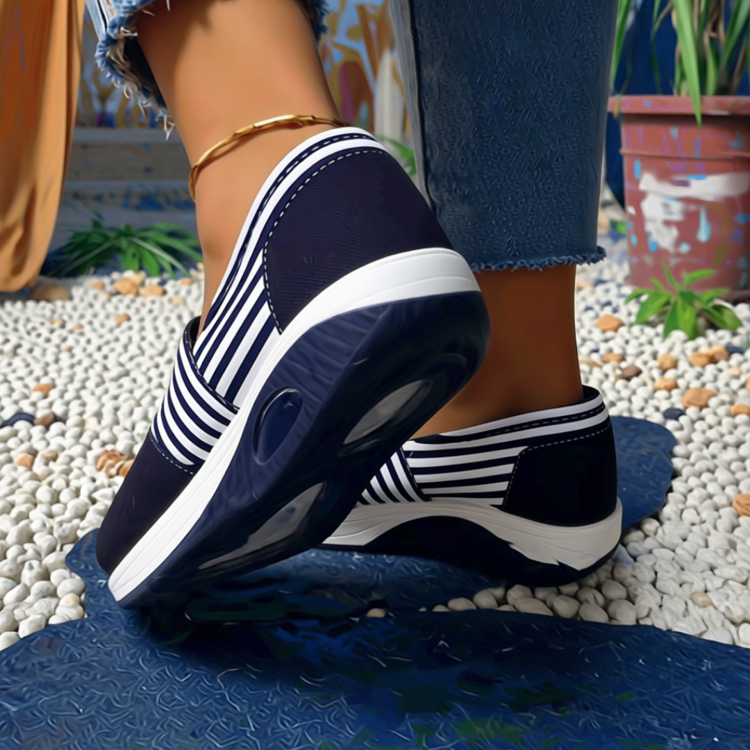 Sneakers bleu marine rayées avec semelle antidérapante inclinée montrant la bulle d'air