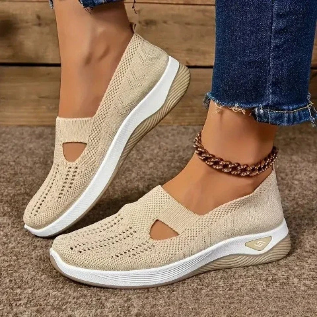 Sneakers femme coloris beige tige ajourée légère vue de profil