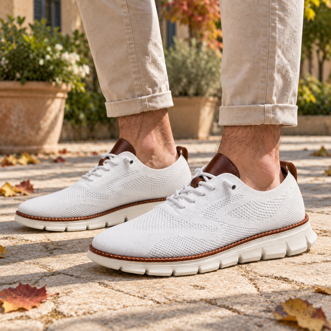 Sneakers homme blanches ajourées avec empiècement marron au talon et lacets blancs