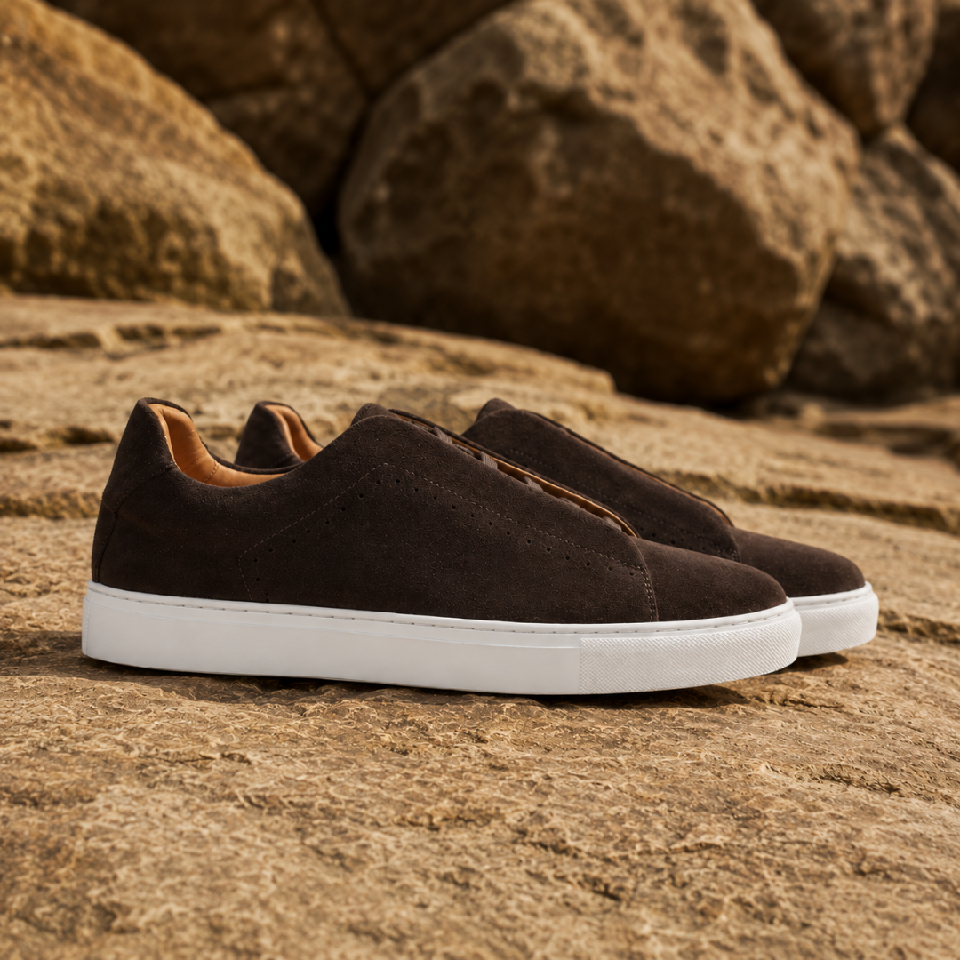 Sneakers basses marron foncé de côté, perforations fines et bout arrondi
