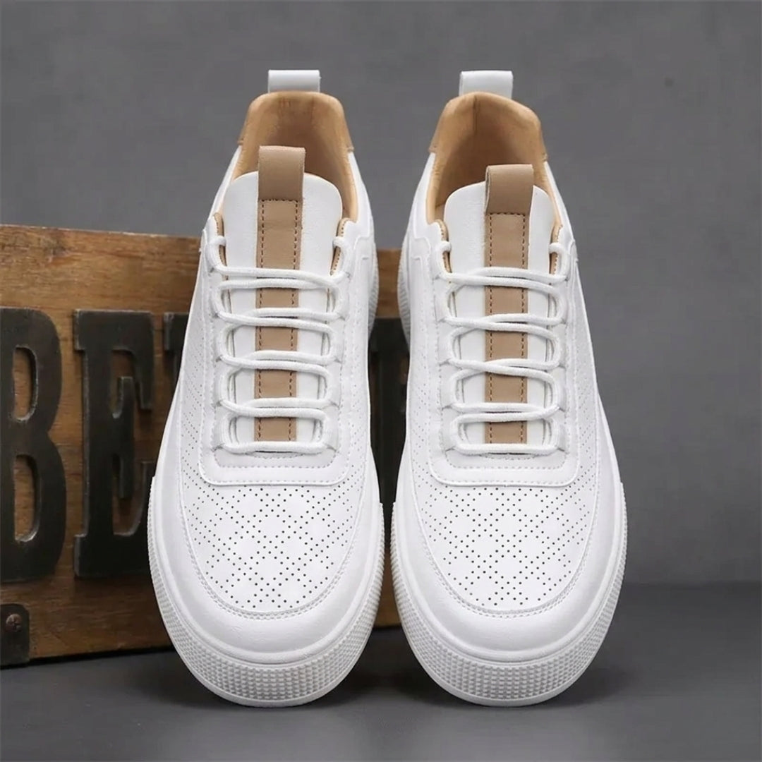 Sneakers homme blanches à lacets camel et semelle épaisse, vue de face