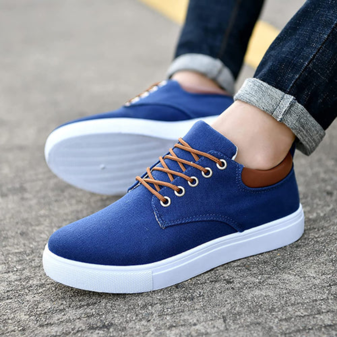 Paire de sneakers bleus vue de côté sur béton