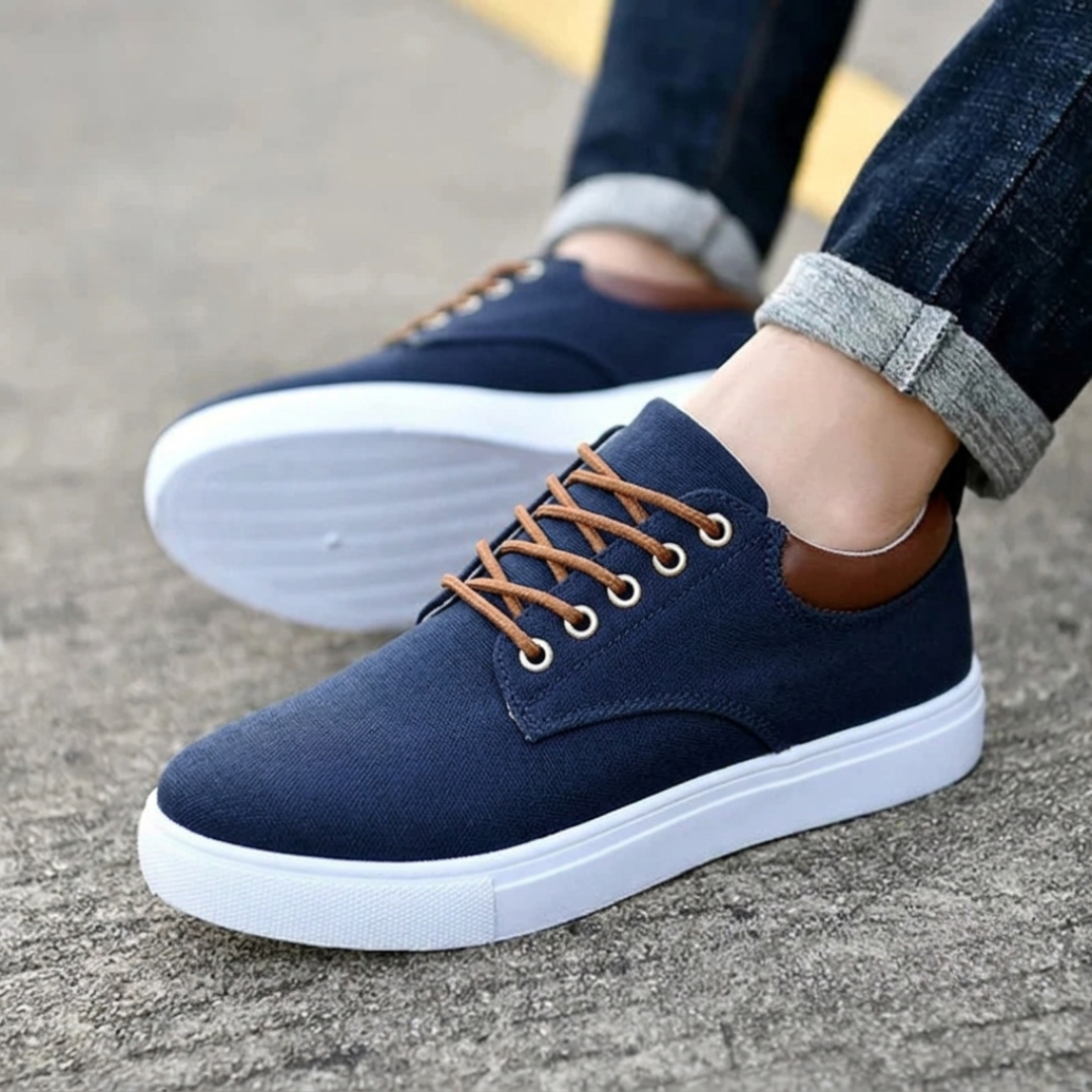 Paire de sneakers bleus vue de côté sur béton