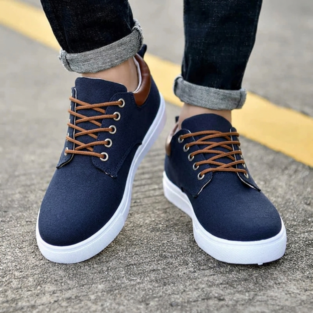 Sneakers Markus bleu posés au sol, vue arrière