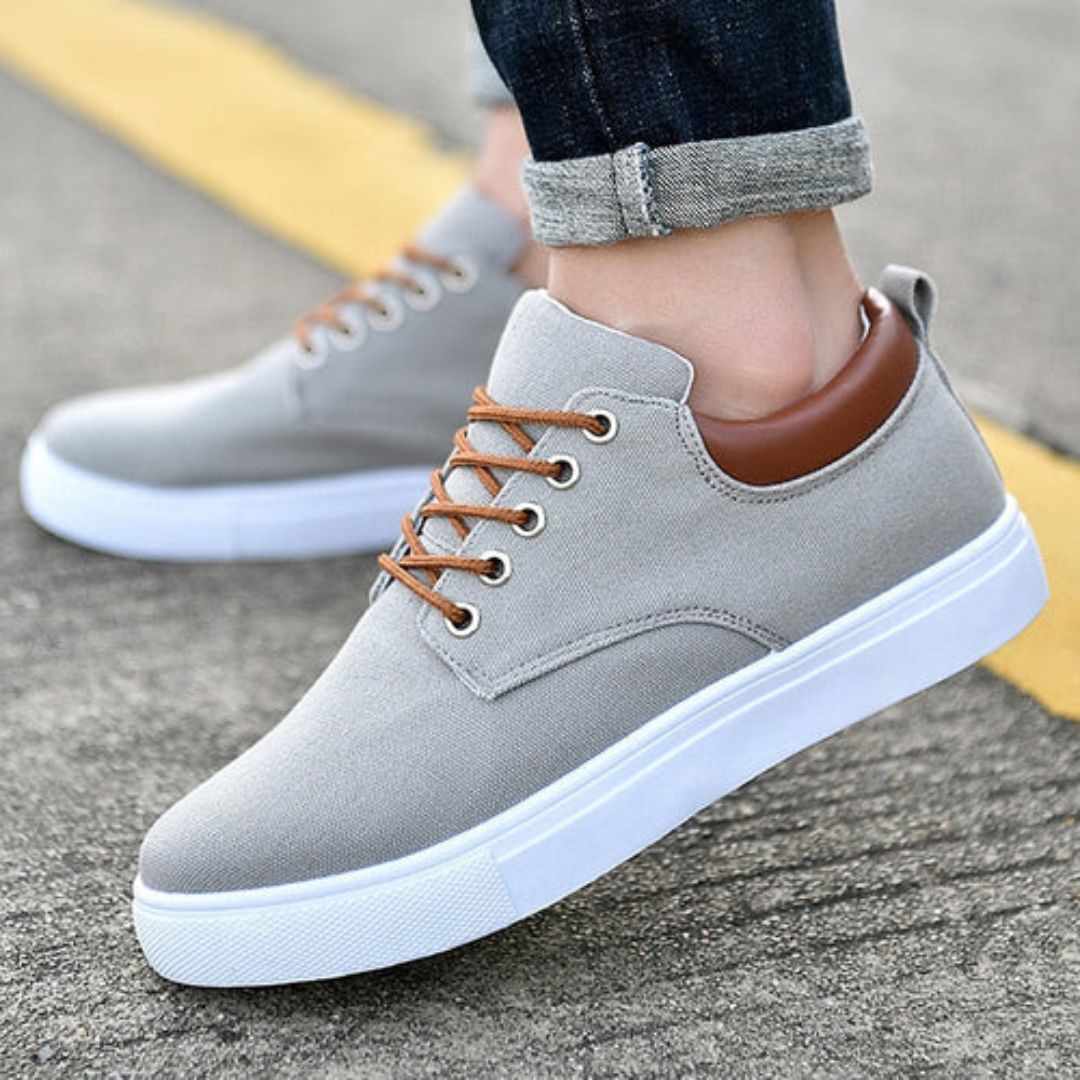 Sneakers homme gris avec lacets cognac, vue de profil portés