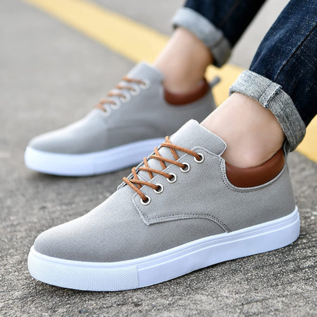 Sneakers Markus gris, vue arrière sur asphalte