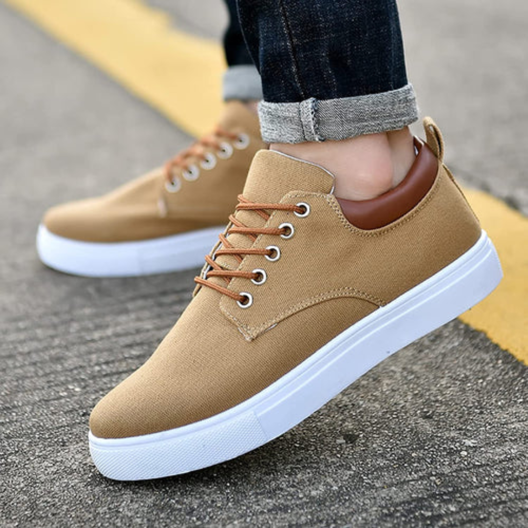 Sneakers homme marron lacets assortis, vue portée de profil