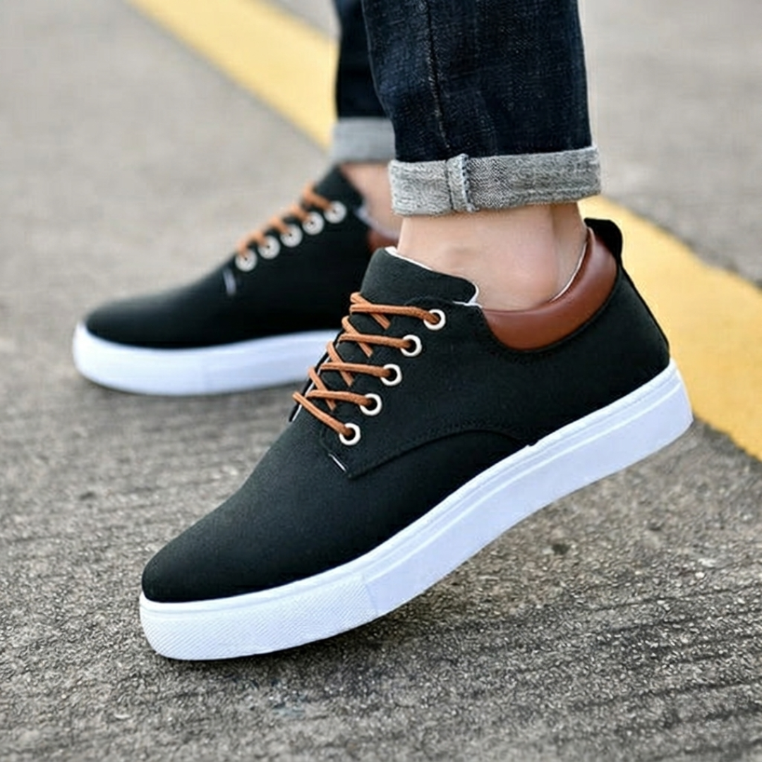 Sneakers homme noir lacets marron, vue portée avec jean