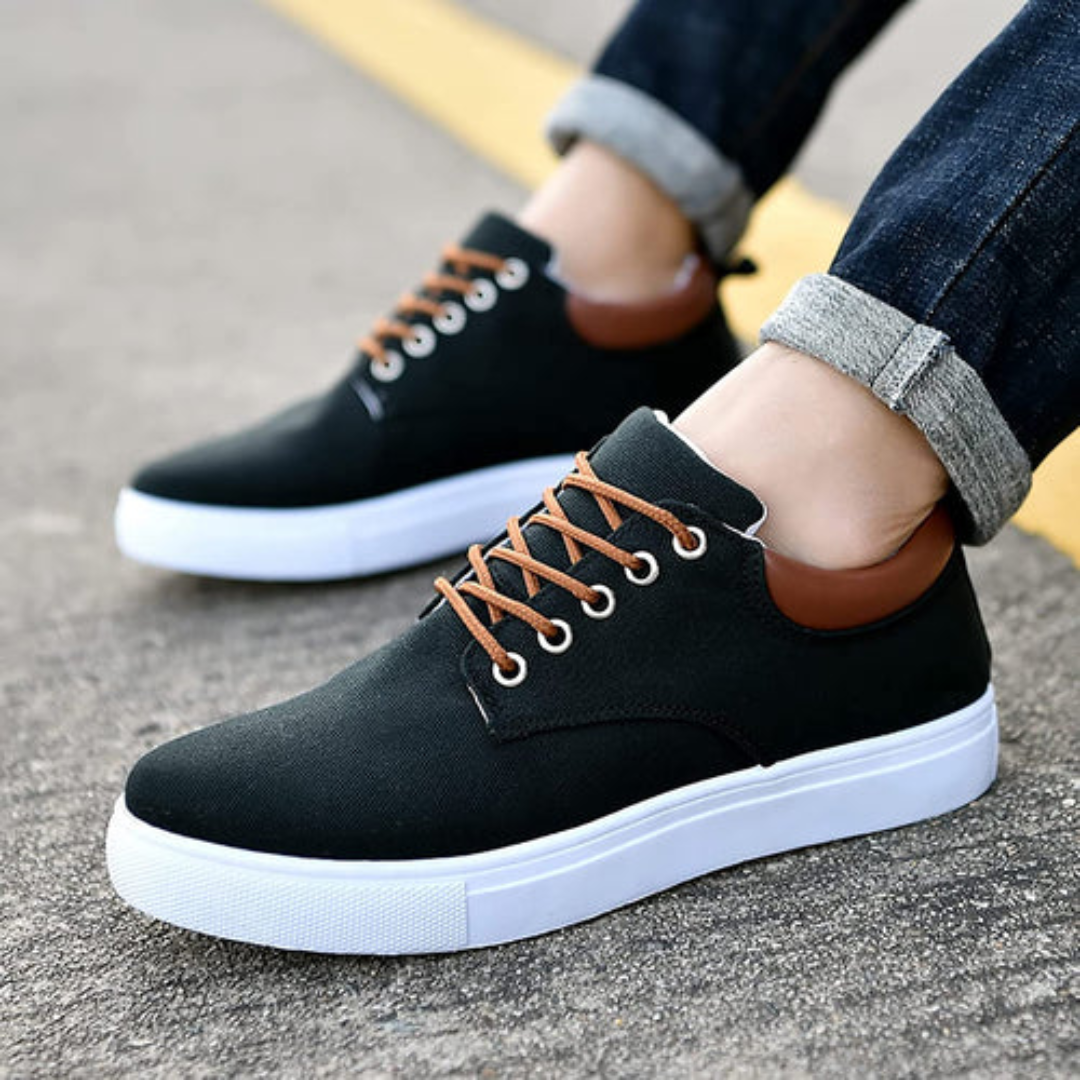 Paire sneakers noirs vue de côté, contraste semelle blanche