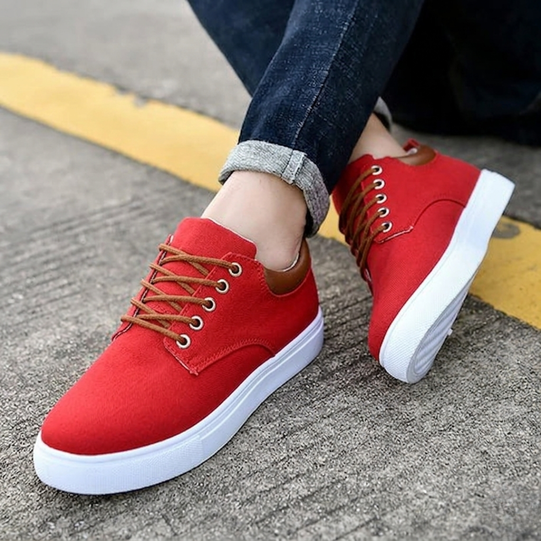 Sneakers rouge vue de côté gauche, détail semelle et lacets