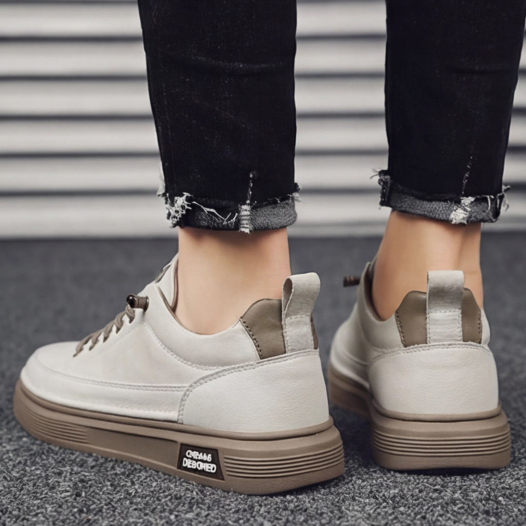 Sneakers homme beige, vue de dessus montrant les lacets et la tige