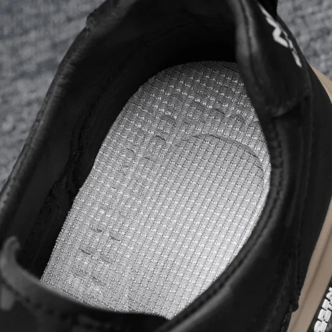 Gros plan sur la semelle et la texture de la sneakers noire homme