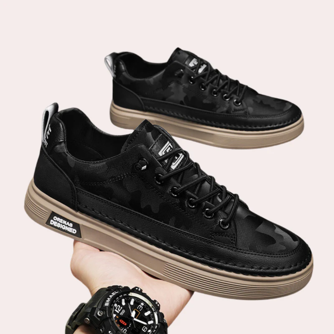 Sneakers noires portées, vue arrière avec semelle plateforme visible