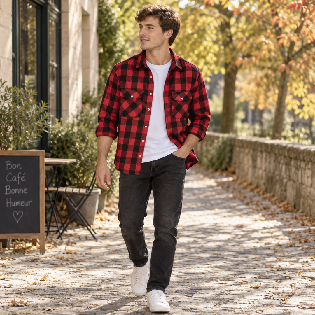 Surchemise homme rouge à carreaux noirs, col chemise et manches retroussées