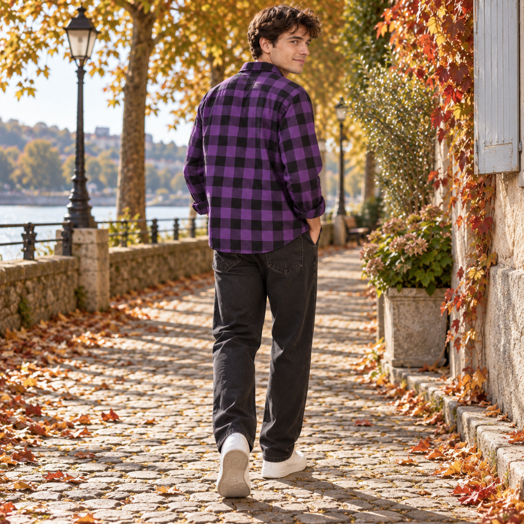 Dos de la surchemise homme violette à carreaux et manches longues retroussées