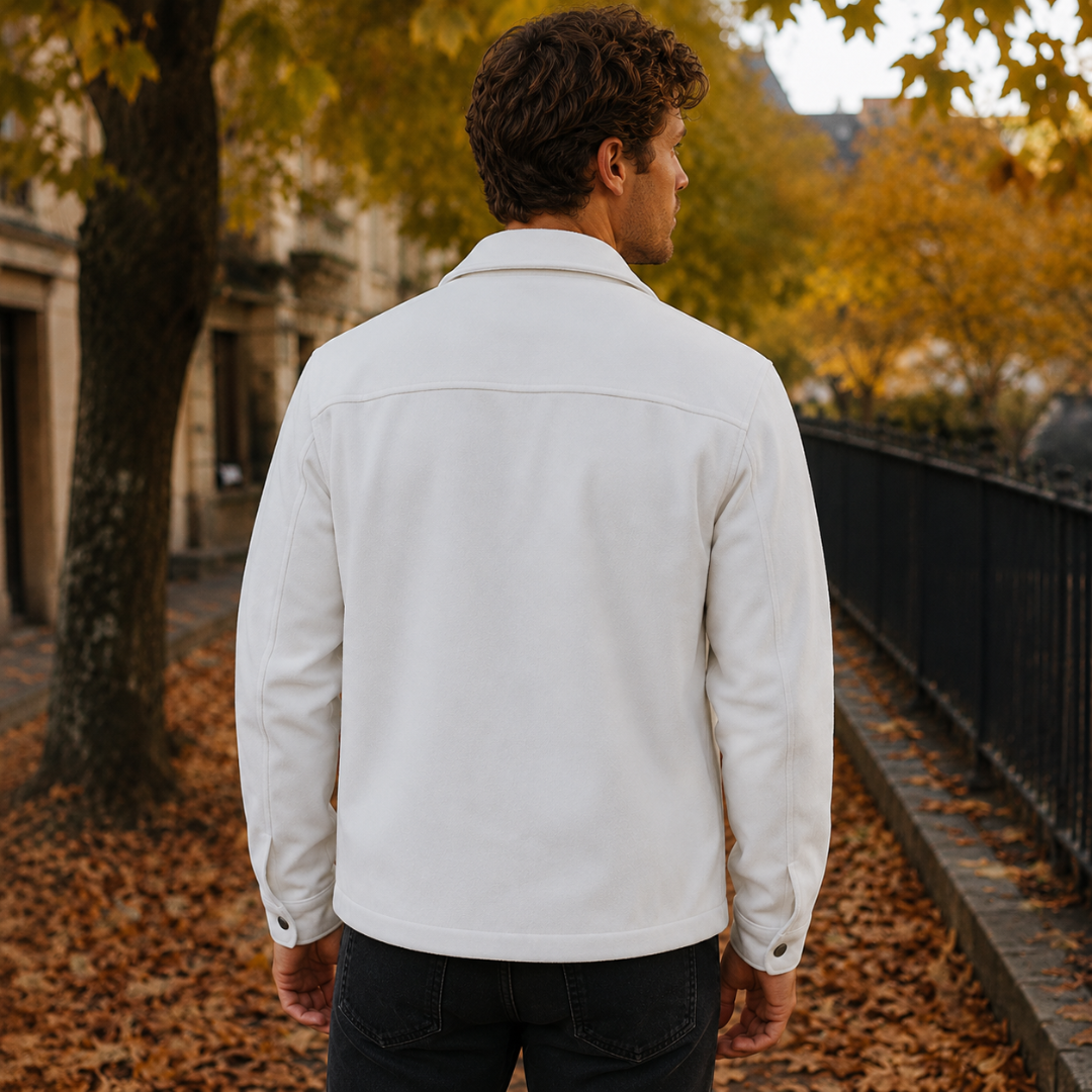 Dos d'une surchemise homme blanche avec empiècement d'épaule et poignets à pression