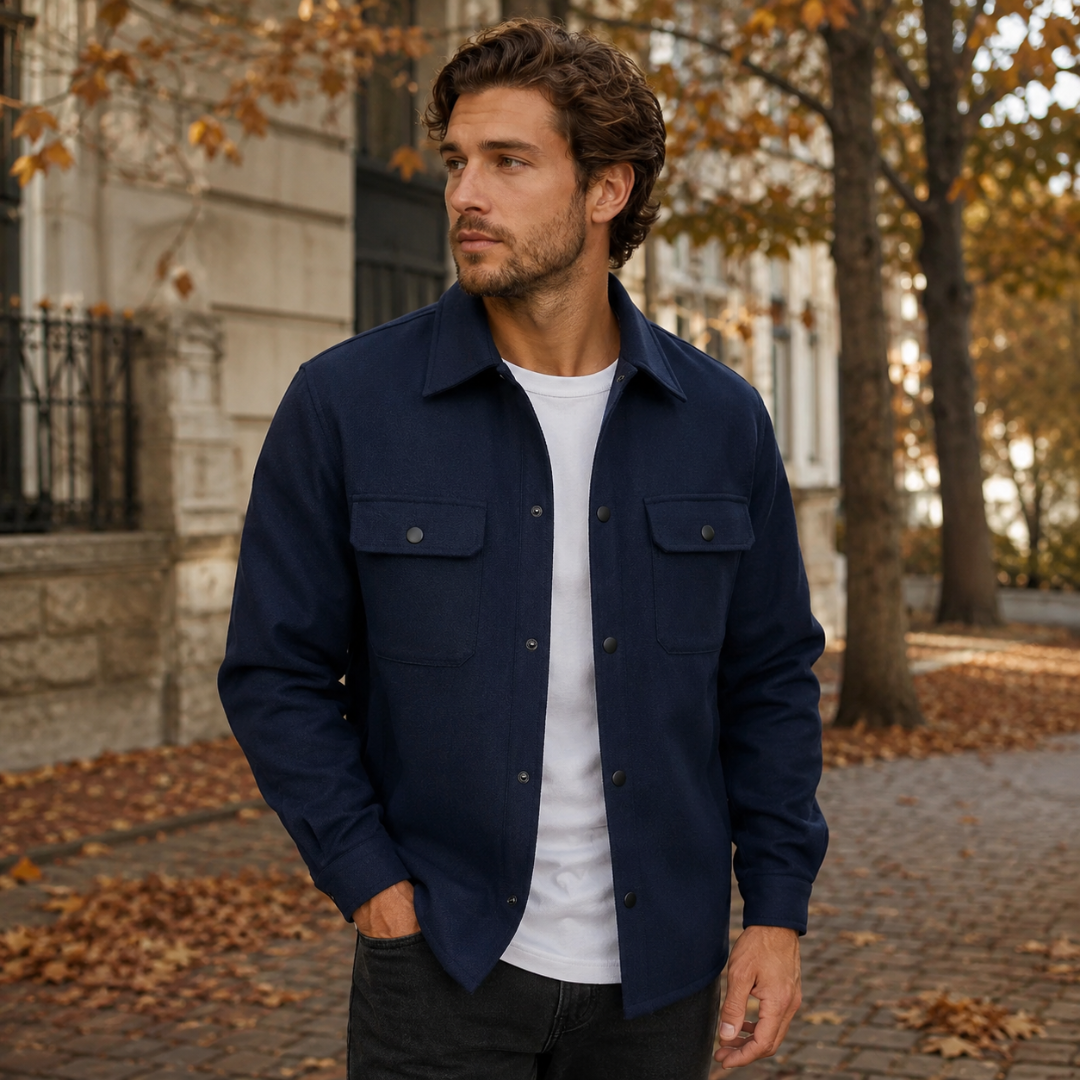 Surchemise homme bleu marine sur t-shirt blanc, boutons-pression et col chemise net