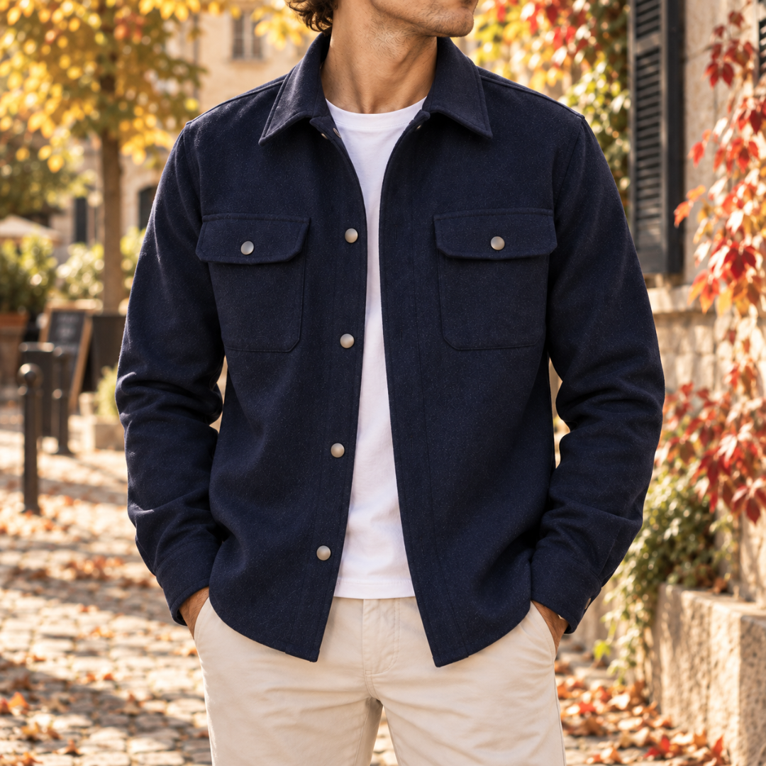 Surchemise homme bleu marine ouverte, poches poitrine à rabat et boutons pression argentés