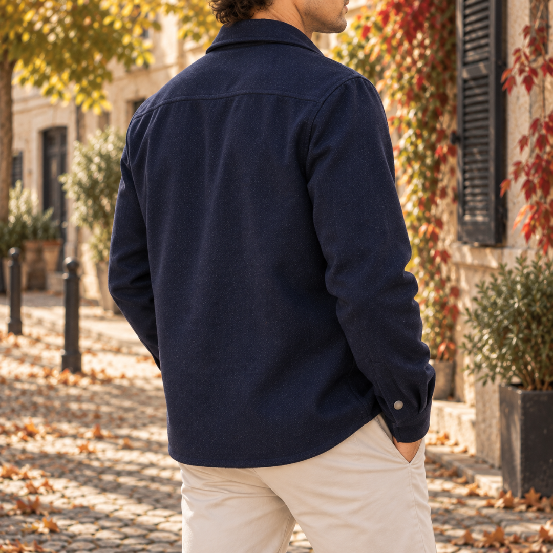 Dos de la surchemise homme bleu marine avec empiècement d'épaule et poignet boutonné